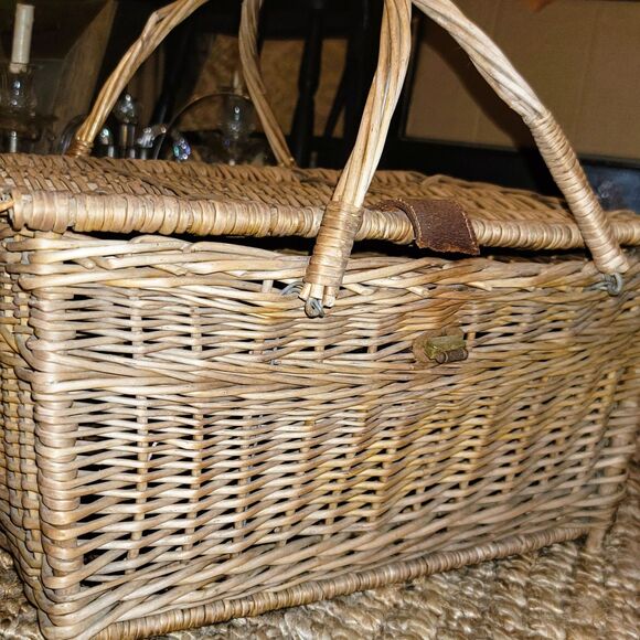 Hand Woven Willow Picnic Basket w Lid Handles lethr strap cottagecore 1940s Todo - Picture 12 of 12